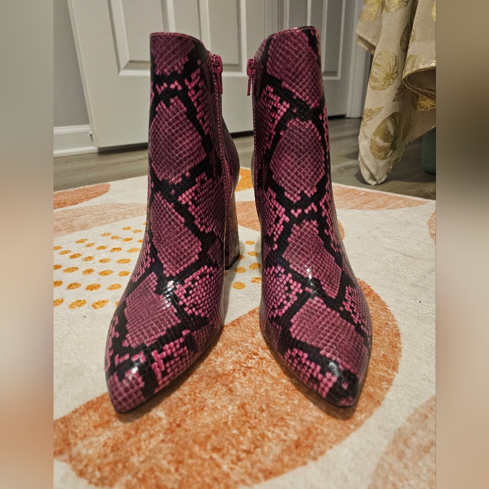 BCBGeneration Briel Pink Snakeskin Faux Leather Bootie New WO BOX Sz 8